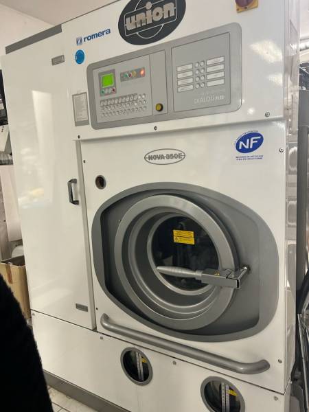 Laverie avec machine à laver et sèche linge près du Muy à Trans en Provence