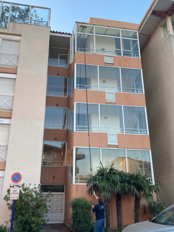 Nettoyage des vitres dans la copropriété de Port Frejus