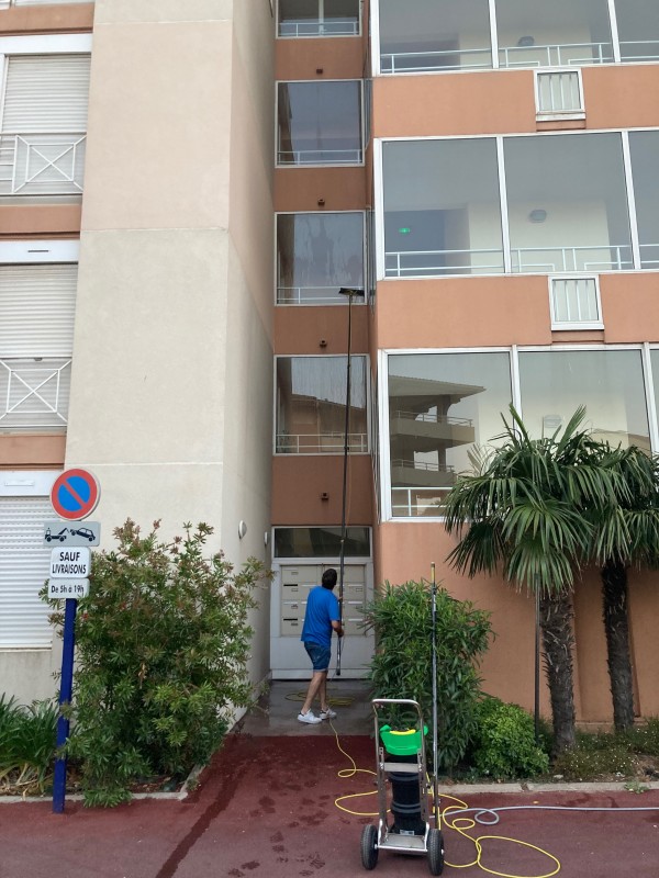 Nettoyage des vitres dans la copropriété de Port Frejus