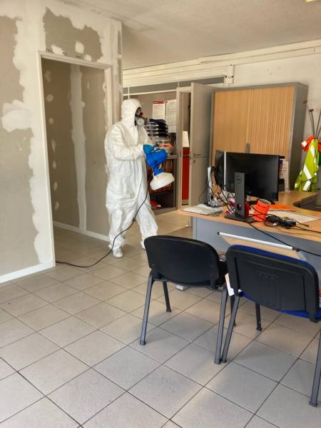 Désinfection anti covid et bactéries d’un bureau et magasin à Toulon dans le Var