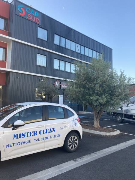 Nettoyage de bardage et nettoyage de vitres d'un bâtiment industriel sur le Muy