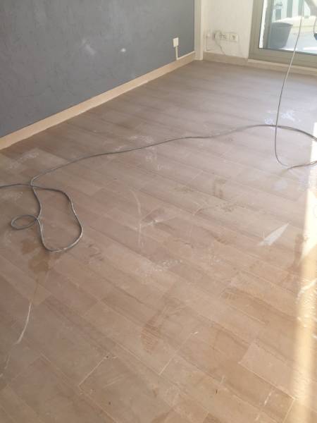 Cristallisation d’un sol en marbre dans un appartement à Fréjus Var