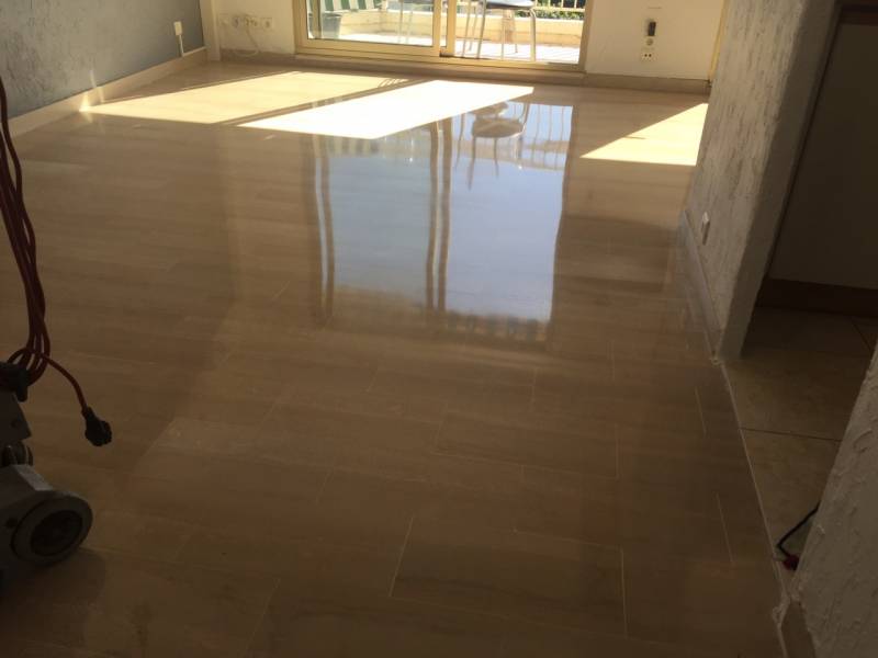 Cristallisation d’un sol en marbre dans un appartement à Fréjus