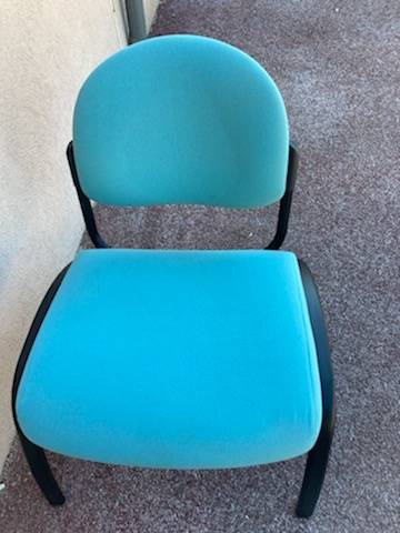 Nettoyage des chaises du centre culturel de la commune de Lorgues 83