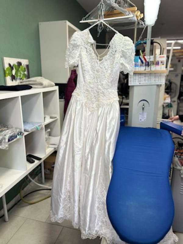 Pressing pour nettoyage a sec d'une robe de mariée à Trans-en-Provence, proche du Muy La motte