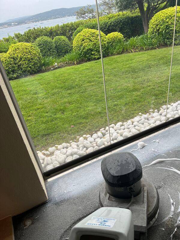 Nettoyage de moquette salle de cinéma et de la salle sono dans villa dans le Golf de Saint Tropez