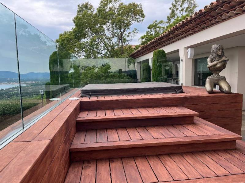 Nettoyage de la vitrerie intérieure et extérieure d'une villa dans le Golfe de Saint Tropez